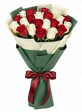 Букет Микс из красных и белых роз в Першутино