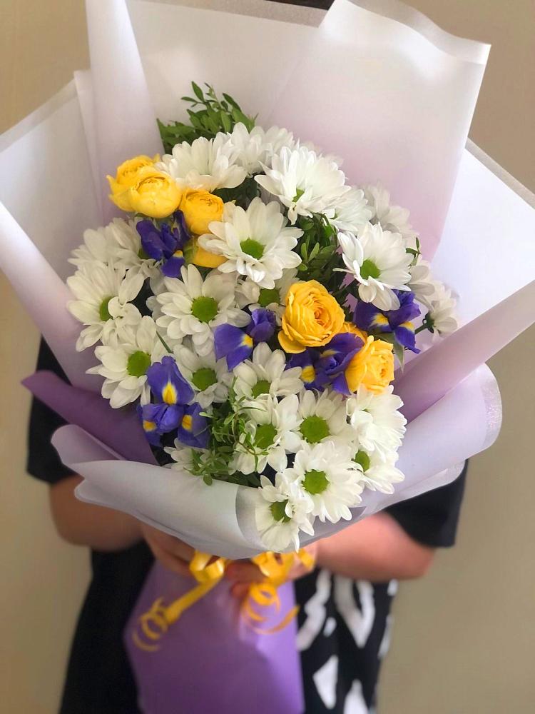 Букет цветов из: Ирисы, Хризантемы и Розы в Першутино