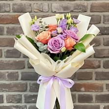 Букет цветов из:  Лизиантусы и Розы в Першутино