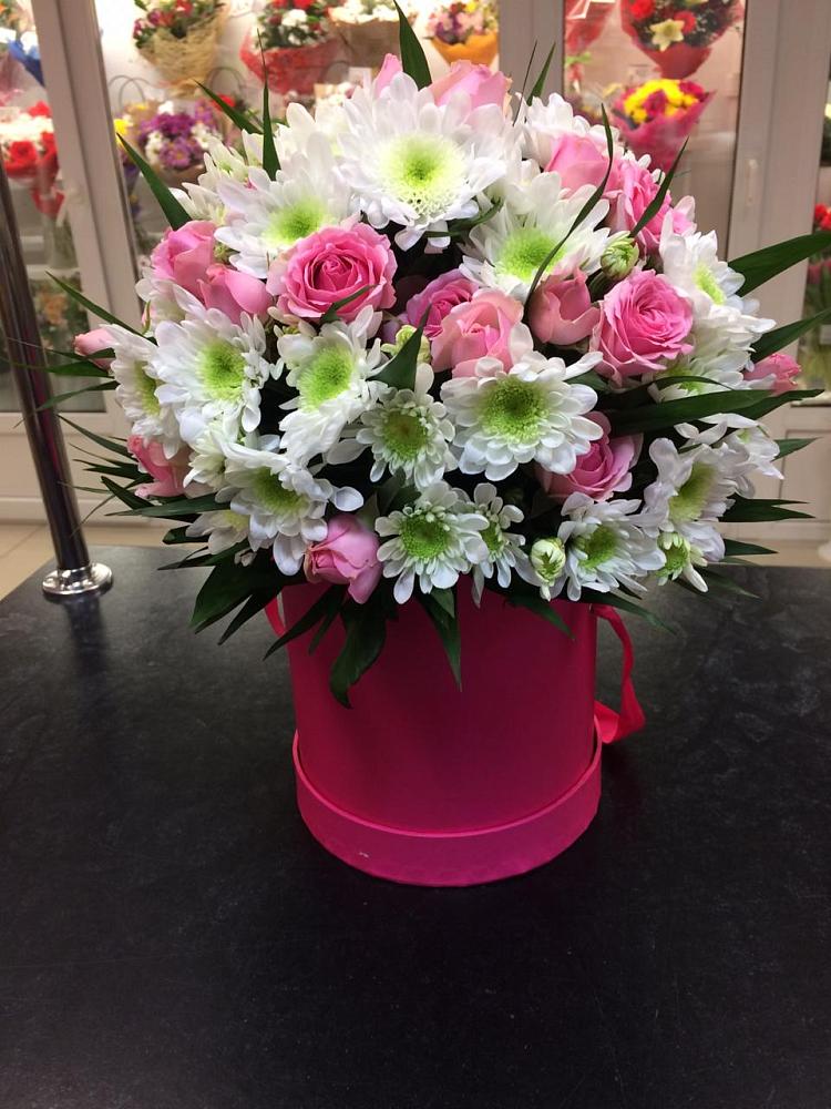 Цветочная композиция из Розы и Хризантемы в шляпной коробке в Першутино