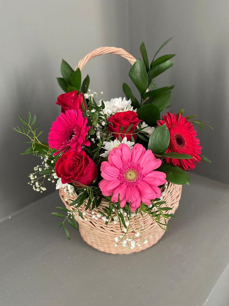 Цветочная композиция из Розы, Хризантемы и Герберы в корзине в Першутино